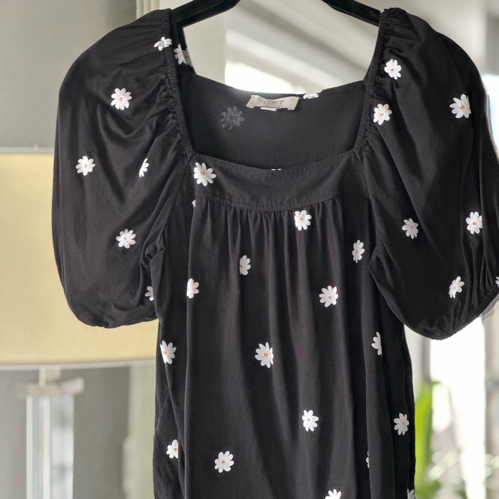 LOFT black  ♥️ daisy puffy sleeved top. Worn once Size XSP excellent condition